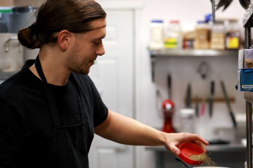Cuisinier de Camps NT qui prépare un repas en cuisine de camp